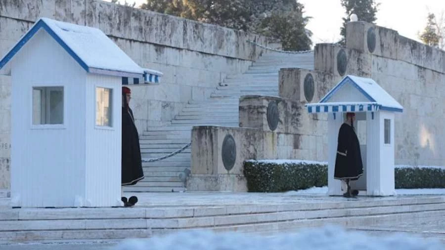 Οι Εύζωνες στη θέση τους στο Μνημείο του Άγνωστου Στρατιώτη φυλάνε μαζί με το χιονιά